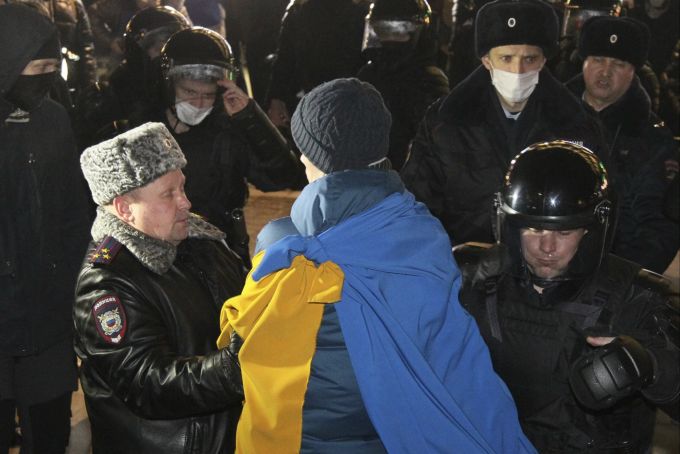 Polizisten nehmen Protestler im russischen Nizhny Novgorod fest. Ukraine Konftlik
