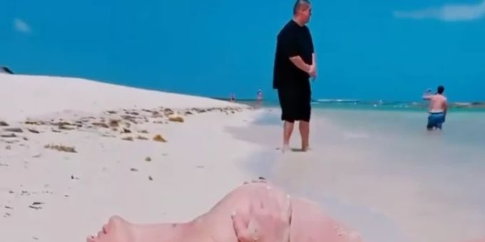 Schaut beschämt weg - Britneys Bodyguard stiehlt ihr die Busen-Show