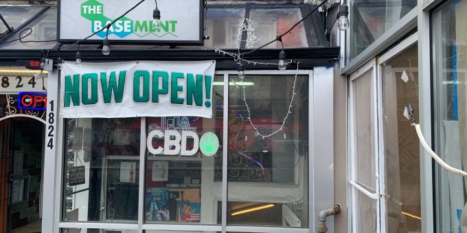 Der Laden „The Basement“ im Washingtoner Ausgehviertel Adams Morgan beschreibt sich als Kerzen-Boutique, eigentlich wird dort aber mit Marihuana gehandelt. Der Laden „The Basement“ im Washingtoner Ausgehviertel Adams Morgan beschreibt sich als Kerzen-Boutique, eigentlich wird dort aber mit Marihuana gehandelt.