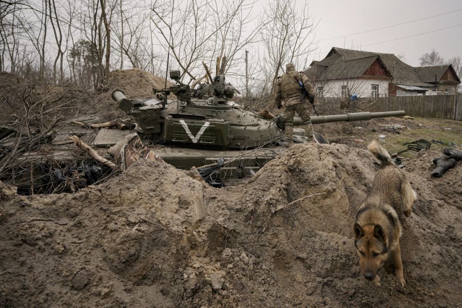 Ein ukrainischer Soldat geht auf einem verlassenen Panzer der russischen Armee in Andriivka, Ukraine.