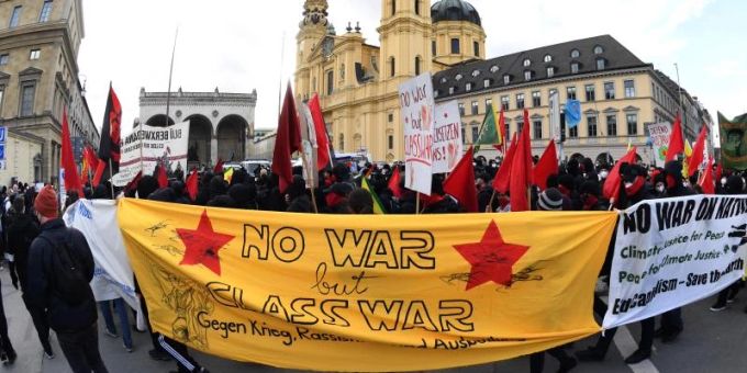 In der Münchner Innenstadt demonstrieren Hunderte Menschen gegen die Sicherheitskonferenz. Foto: Felix Hörhager/dpa In der Münchner Innenstadt demonstrieren Hunderte Menschen gegen die Sicherheitskonferenz. Foto: Felix Hörhager/dpa