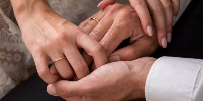 Hände Mann Frau Ehering weisses Hemd Brautkleid