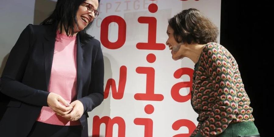 Andrea Mayer (l), Staatssekretärin im österreichischen Kulturministerium, und Katja Gasser, Künstlerische Leiterin des Gastland-Projekts, präsentieren während der Programmvorstellung Österreichs als Gastland der Leipziger Buchmesse 2023 den Slogan. Foto: Jan Woitas/dpa-Zentralbild/dpa