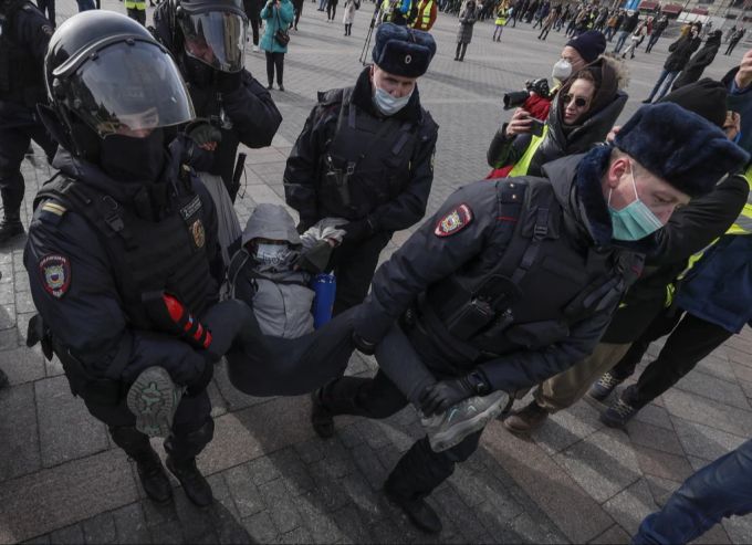 Gegen Demonstranten gegen den Ukraine-Krieg wird skrupellos vorgegangen. Ukraine-Krieg