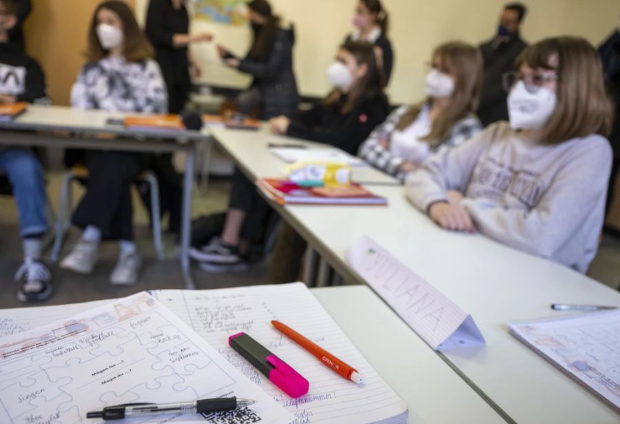 Die Schüler besuchen aber auch die Schule in der Schweiz.