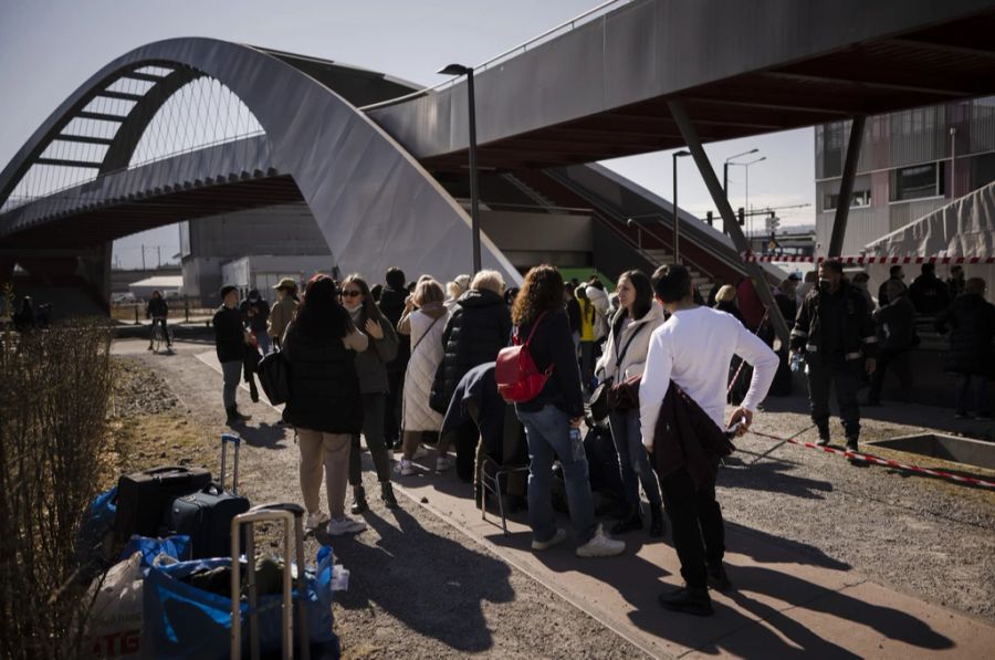 Flüchtlinge Bundesasylzentrum Schlange Ukraine-Krieg