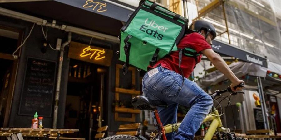 Ein Fahrer für Uber Eats unterwegs in Berlin Friedrichshain. Foto: Carsten Koall/dpa