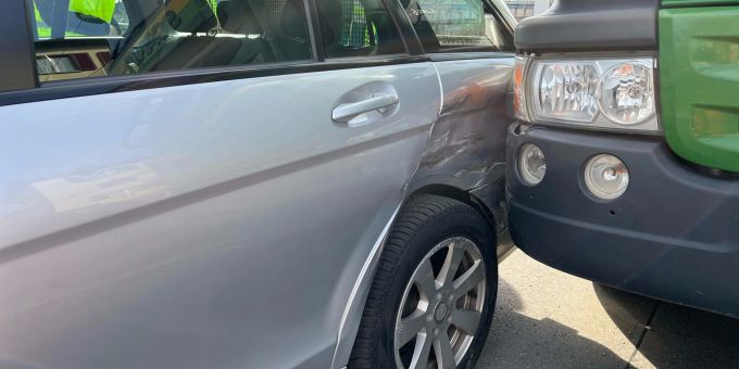 Stadt Schaffhausen: Lastwagen und Auto prallen aneinander. Schaffhauser Polizei