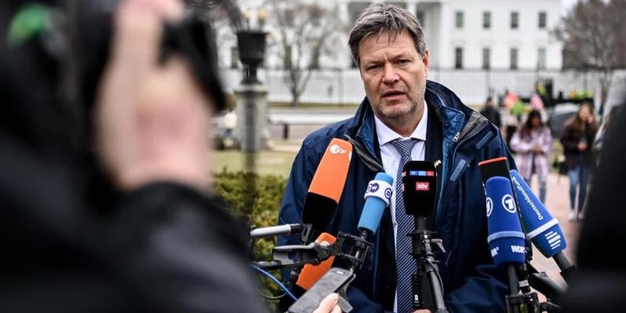 Vizekanzler Robert Habeck (Grüne) spricht vor dem Weissen Haus mit Journalisten. Foto: Britta Pedersen/dpa-Zentralbild/dpa