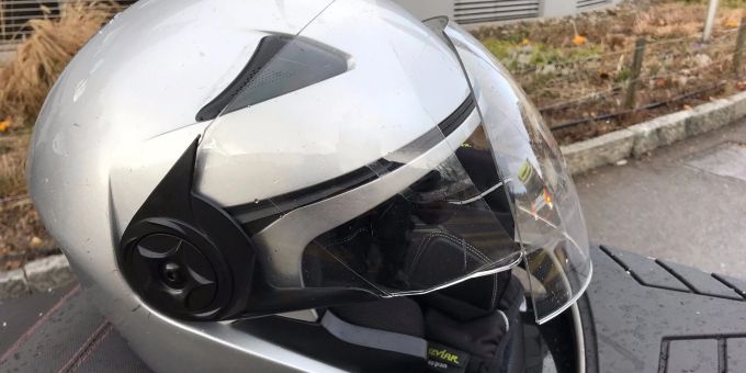 Stadt Schaffhausen: Motorradlenkerin stürzt vor Fussgängerstreifen nach Bremsmanöver. Schaffhausen