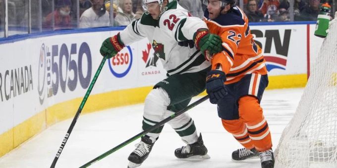 Kevin Fiala (l) von Minnesota Wild und Tyson Barrie von den Edmonton Oilers kämpfen in der ersten Halbzeit um den Puck. Foto: Jason Franson/The Canadian Press via AP/dpa Kevin Fiala (l) von Minnesota Wild und Tyson Barrie von den Edmonton Oilers kämpfen in der ersten Halbzeit um den Puck. Foto: Jason Franson/The Canadian Press via AP/dpa