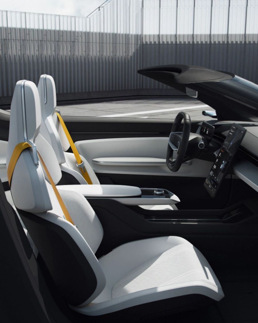 Das Cockpit des Fahrzeugs ist einfach gehalten. Die meisten Anpassungen werden über das 15-Zoll grosse Display vorgenommen.
