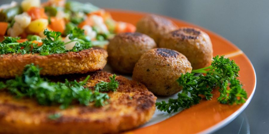 Vegetarische oder vegane Produkte sind im Osten weniger stark nachgefragt als im Westen. Einzelhändler merken aber, dass der Markt für solche Lebensmittel auch im Osten angezogen hat.