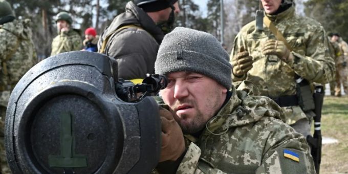 Ukrainischer Soldat mit Panzerabwehrwaffe Ukraine Krieg