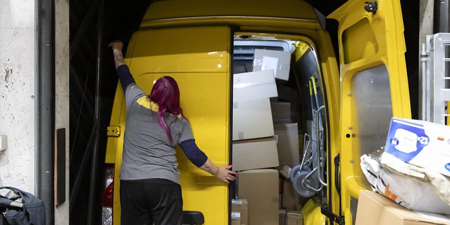 Der Boom des Onine-Handels in der Pandemie beschert den Mitarbeitenden der Post viel Arbeit. (Archivbild)