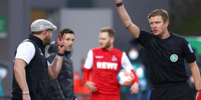 Kölner Trainer Steffen Baumgart (l) ist emotional und sah in Fürth die Gelbe Karte. Foto: Daniel Karmann/dpa Kölner Trainer Steffen Baumgart (l) ist emotional und sah in Fürth die Gelbe Karte. Foto: Daniel Karmann/dpa