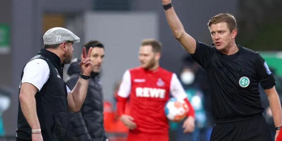 Kölner Trainer Steffen Baumgart (l) ist emotional und sah in Fürth die Gelbe Karte. Foto: Daniel Karmann/dpa
