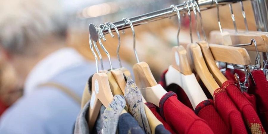 Kleidungshändler, die gute Löhne zahlen, sollen am Finanzmarkt besser gestellt werden. Foto: Sebastian Gollnow/dpa