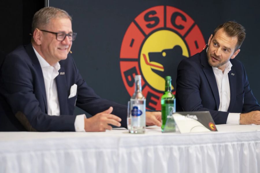 Marc Lüthi neben Raeto Raffainer bei der Pressekonferenz vom SC Bern am 30. März 2022