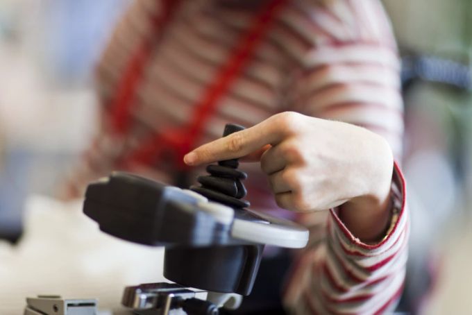 Menschen mit Behinderung sollen in der Schweiz mehr Zugang zu Institutionen haben. behinderung
