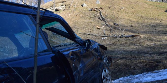 Personenwagen stürzt in ein Tobel.