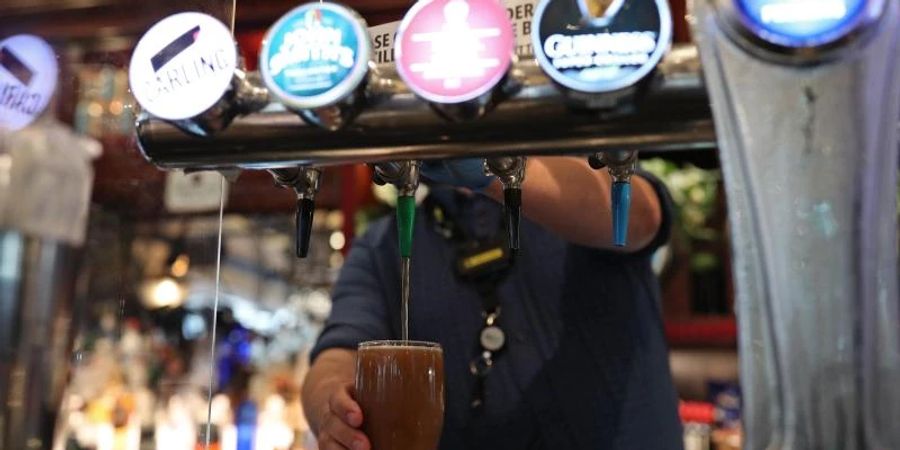 In den meisten Gegenden von London muss man mehr als 7 Pfund (etwa 8,15 Euro) für ein Pint Bier (0,568 Liter) zahlen. Foto: Yui Mok/PA Wire/dpa/Symbolbild