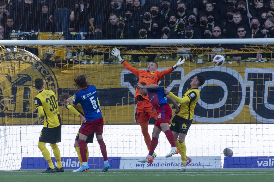 Michael Lang (Nummer 5) köpft den FCB nach rund 20 Minuten in Führung.