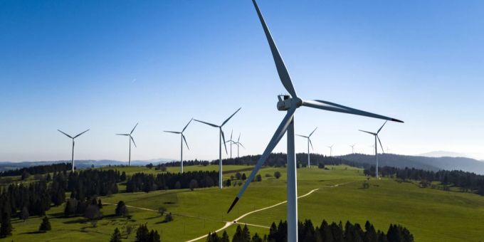 Windkraftanlagen werden von der Bevölkerung oftmals als störend empfunden. (Symbolbild) windkraft