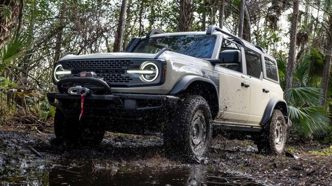 Dank Mud-Terrain-Reifen kommt der Ford Bronco Everglades auch unter widrigsten Bedingungen gut voran Ford Bronco Everglades