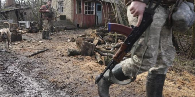 Ein ukrainischer Soldat an der Trennlinie zwischen dem von der Ukraine und dem von pro-russischen Separatisten gehaltenen Gebiet in der Nähe von Svitlodarsk in der Ostukraine. Ukraine-Krieg