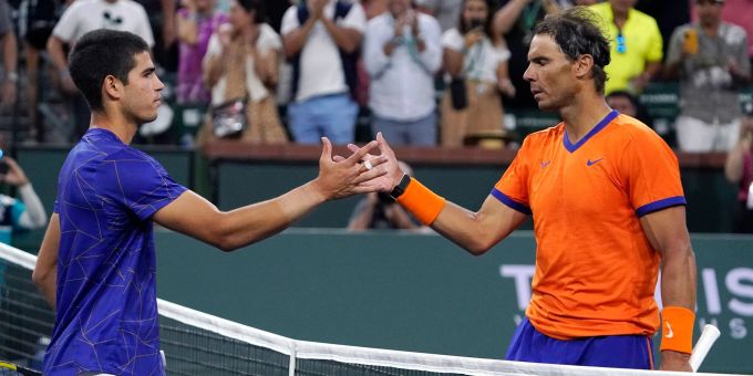 Rafael Nadal gibt Carlos Alcaraz (l) nach dem Match die Hand. Rafael Nadal gibt Carlos Alcaraz (l) nach dem Match die Hand.
