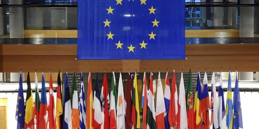 Fahne der EU und Flaggen der Mitgliedstaaten