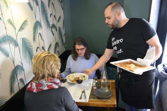 Wegen des Coronavirus lange nicht mehr möglich: masken- und zertifikatsfrei ins Restaurant – wie hier gestern Donnerstag in Lausanne. Coronavirus