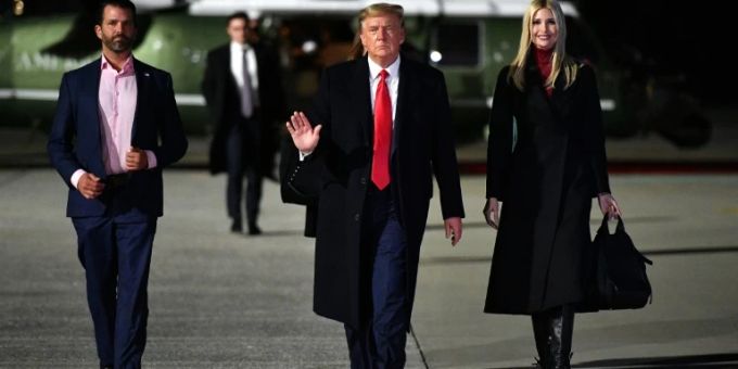 Trump (Mitte) mit Sohn Donald Jr. und Tochter Ivanka. Mar-a-Lago