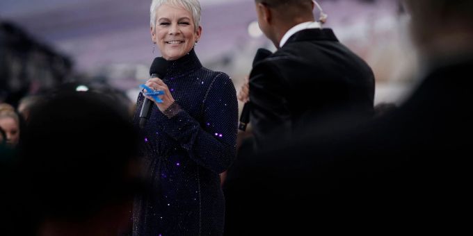 Jamie Lee Curtis holds up a blue ribbon in support of refugees from Ukraine.