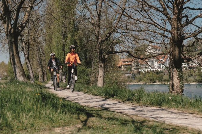 Das Rheinufer lädt zur Velotour ein. Bad Zurzach Wellness Thermalbad