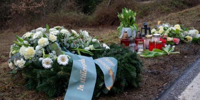Ein Kranz sowie Blumen und Kerzen am Tatort in Kusel. Am Montag wurden dort in Rheinland-Pfalz eine Polizistin und ein Polizist im Dienst getötet. Foto: Harald Tittel/dpa Ein Kranz sowie Blumen und Kerzen am Tatort in Kusel. Am Montag wurden dort in Rheinland-Pfalz eine Polizistin und ein Polizist im Dienst getötet. Foto: Harald Tittel/dpa