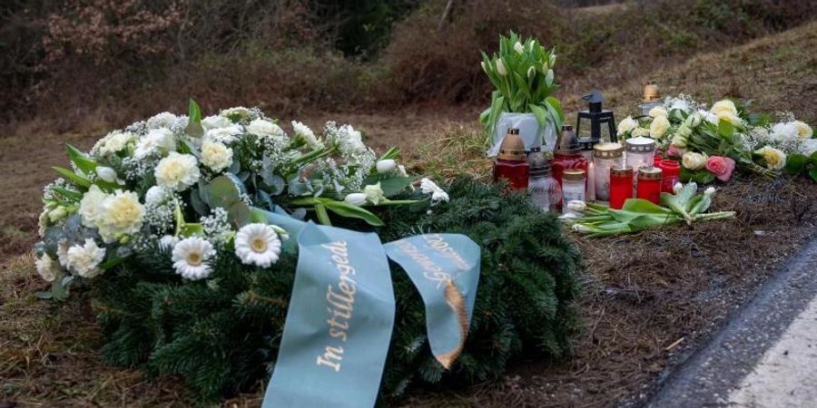Ein Kranz sowie Blumen und Kerzen am Tatort in Kusel. Am Montag wurden dort in Rheinland-Pfalz eine Polizistin und ein Polizist im Dienst getötet. Foto: Harald Tittel/dpa
