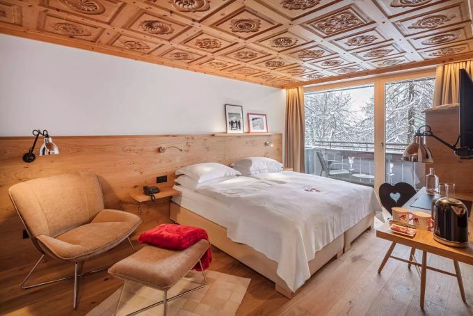 Sämtliche Zimmer sind mit den charakteristischen und von handgeschnitzten Holzdecken ausgestattet. Allalin Zermatt Facebook