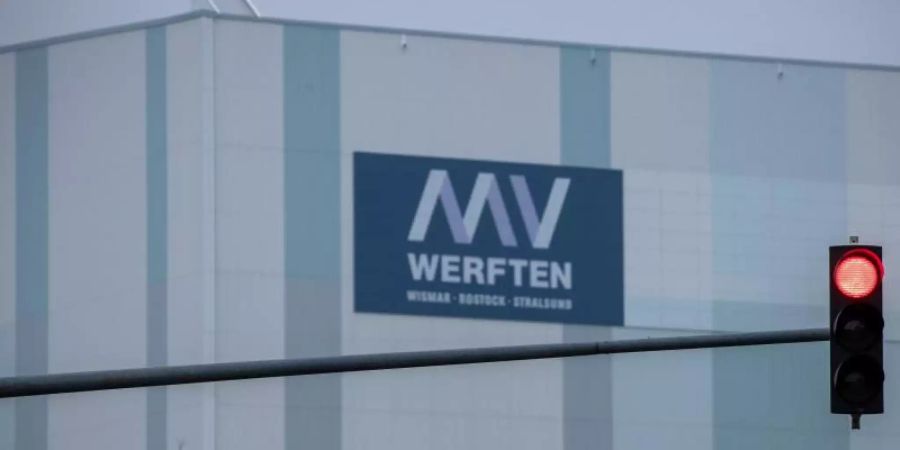 Was bringt die Zukunft? - Blick auf die MV Werft mit der grossen Schiffbauhalle in Wismar. Foto: Jens Büttner/dpa-Zentralbild/dpa