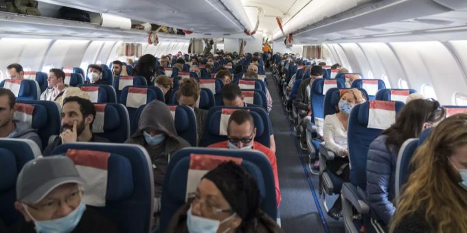 Schweizer Reisende auf dem Flug von Bogota, Kolumbien, nach Zürich am Dienstag, 24. März 2020. Die Reisenden wurden wegen der Reise- und Aufenthaltsbeschränkungen aufgrund des weltweiten Coronavirus-Ausbruchs in einer Sondermaschine in die Schweiz zurückgeflogen. EDA Rückholaktion Coronavirus