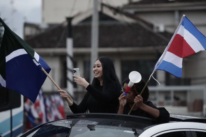 Unterstützer des neuen Präsidenten von Costa Rica feiern seinen Sieg. Costa Rica