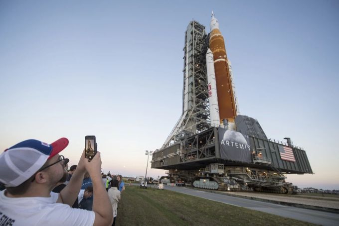 Eingeladene Gäste konnten das neue Raketensystem «Artemis» der Nasa aus nächster Nähe begutachten. Nasa