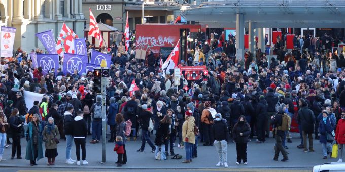 Polizei vor Ort - Über 2000 Massnahmen-Gegner demonstrierten in Bern