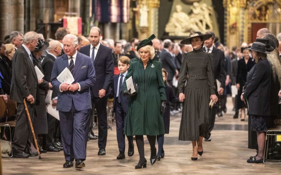 Selbstverständlich waren auch Prinz Charles und Herzogin Camilla bei dem Gottesdienst dabei.