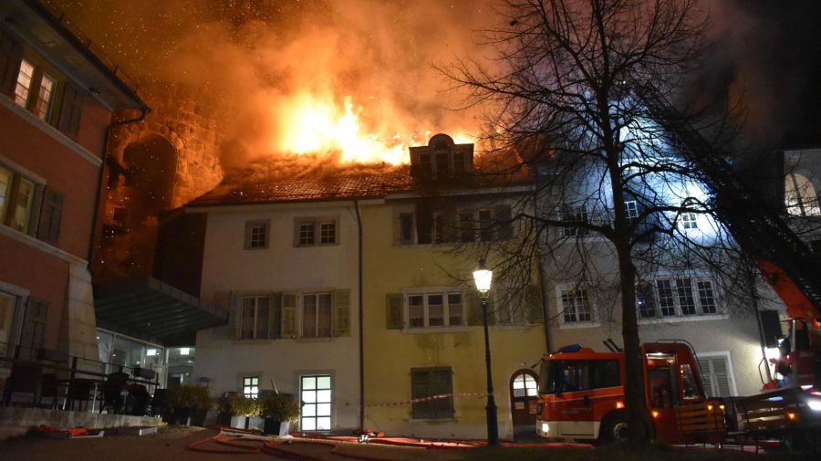 Die Brandursache ist noch unbekannt, die Kantonspolizei hat Ermittlungen aufgenommen.