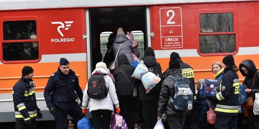 Ukrainische Flüchtlinge nehmen den Zug in dem kleinen Dorf Medyka. Foto: Ervin Shulku/ZUMA Press Wire/dpa