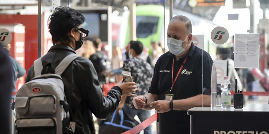 ARCHIV - Ein Fahrgast zeigt sein Handy an einem Kontrollpunkt im Bahnhof Stazione Centrale. (Archivbild) Foto: Claudio Furlan/LaPresse/AP/dpa