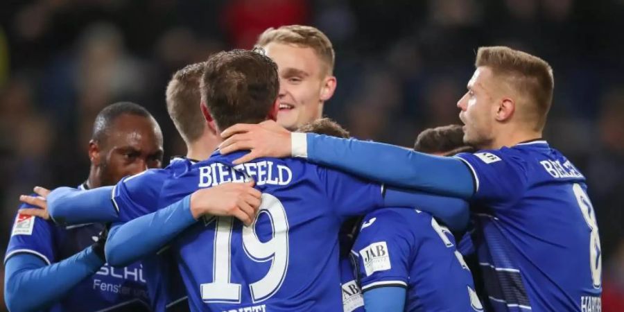 Die Bielefelder feiern den 2:0-Sieg gegen den VfL Bochum. Foto: Friso Gentsch/dpa