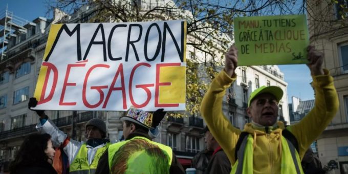 «Macron zieh Leine» steht auf einem Plakat von Demonstranten «Macron zieh Leine» steht auf einem Plakat von Demonstranten